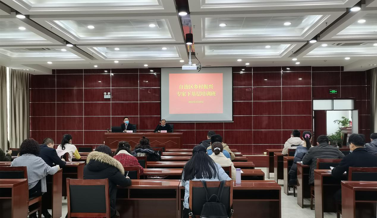 张任飞与博州职业技术学院旅游系教师张仕杰博士,申丽霞博士一同授课