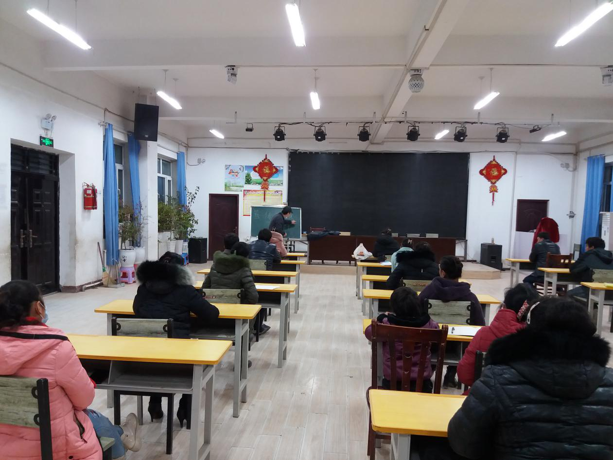 帕万拉村农民夜校国语培训课堂
