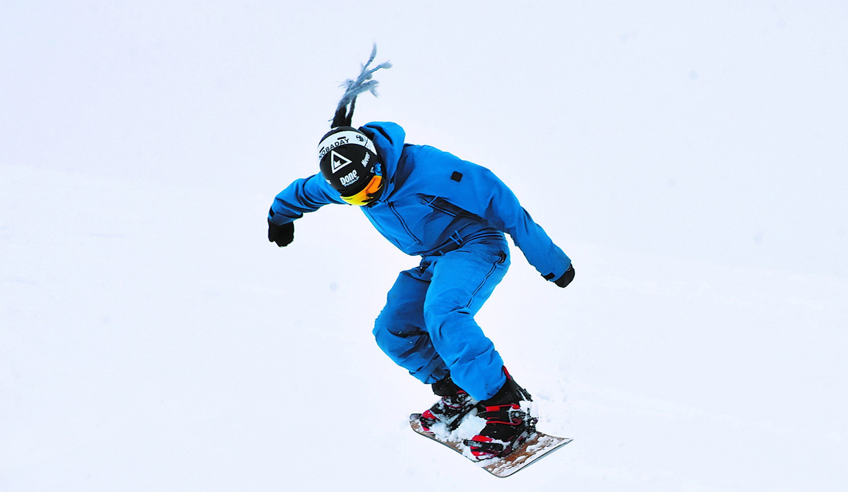 5月6日,数十名来自全国各地的滑雪爱好者在可可托海国际滑雪场滑雪