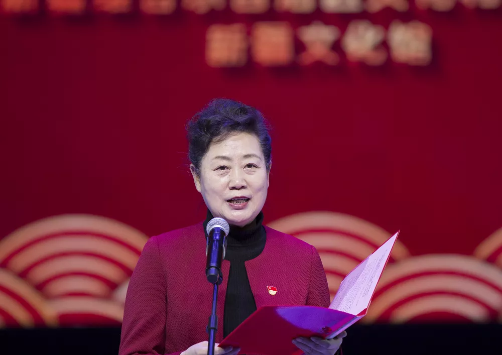 68自治区人民政府副秘书长高志敏宣布新疆"乡村村晚"展演展示活动