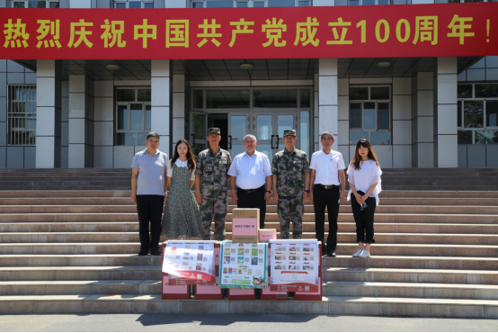 68在69009部队,阿里甫·亚森与部队官兵亲切交谈,细心询问战士们的